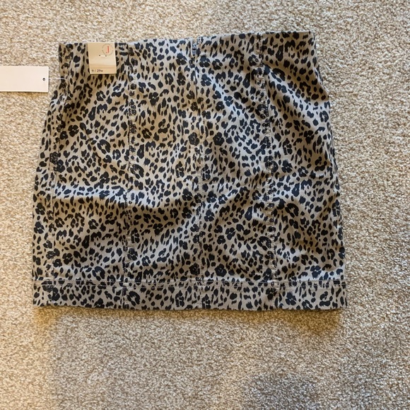 Jolt skirt in cheetah print size 29/9 juniors - Picture 2 of 4